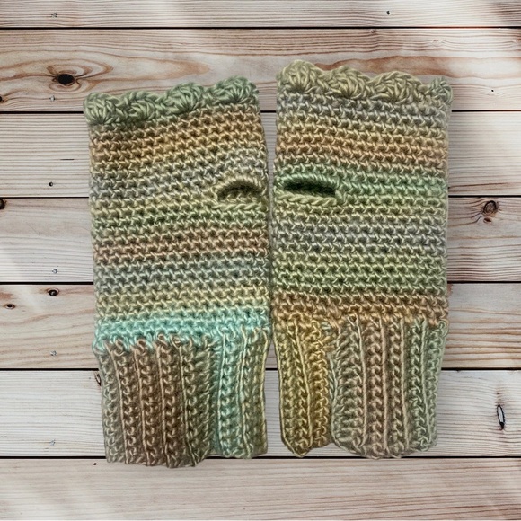 Handmade fingerless wrist crochet gloves - Picture 3 of 5